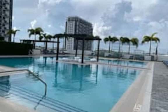 305 1/1 Skyline Parkview Escape - Image 1