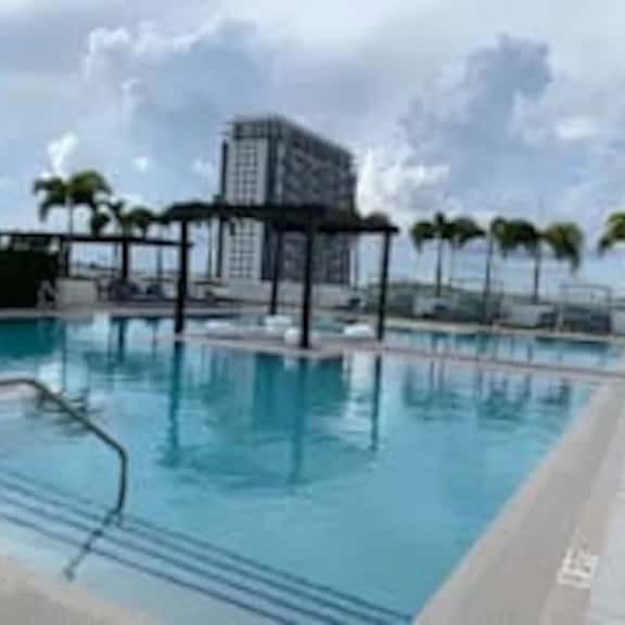 305 1/1 Skyline Parkview Escape - Image 1